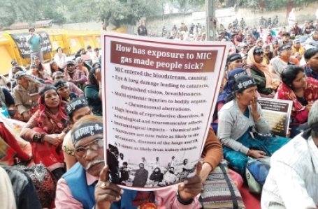 भोपाल गैस आपदा से पीड़ित हजारों लोगों ने दिल्ली के जंतर-मंतर पर किया प्रदर्शन