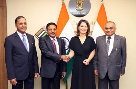 जर्मनी की विदेश मंत्री  बेयरबॉक ने भारत निर्वाचन आयोग का दौरा किया