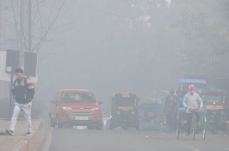शीतलहर की चपेट में दिल्ली, कोहरे से विजिबिलिटी प्रभावित, यातायात धीमा