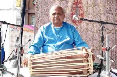 पखावज वादक दिनेश प्रसाद का प्रदर्शन करते मंच पर मौत