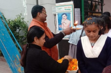 यूपी बोर्ड की परीक्षाएं शुरू, बच्चों की उतारी आरती