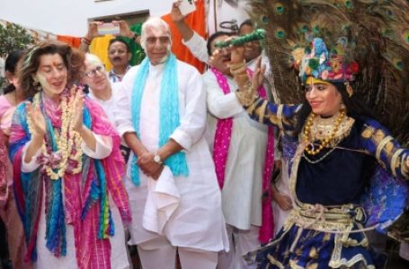 अमेरिकी वाणिज्य मंत्री, मंत्री राजनाथ के आवास पर होली समारोह में शामिल हुईं