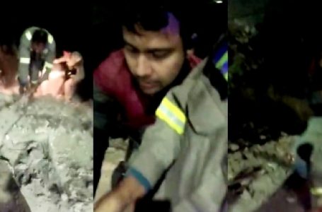 अंधेरे में टार्च की रोशनी के सहारे 50 फीट गहरे गड्ढे में गिरे व्यक्ति का फायरकर्मियों ने किया रेस्क्यू