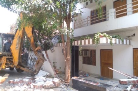 अतीक अहमद के करीबी के घर पर चला बुलडोजर