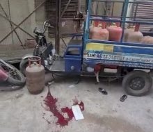 सिलेंडर से भरा ई-रिक्शा दो बच्चियों पर पलटा, एक की मौत