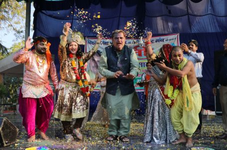 फिल्म अभिनेता रजा मुराद ने कैदियों संग खेली होली