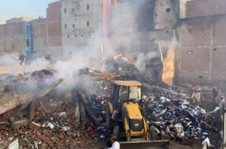 दिल्ली : बदरपुर में आग लगने के बाद गिरी दो मंजिला इमारत