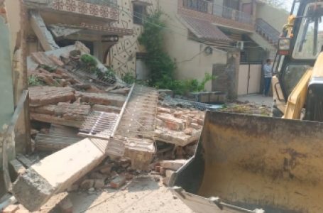 यूपी के बांदा में मुख्तार अंसारी के समर्थकों के घरों को तोड़ा गया