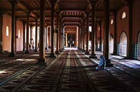कश्मीर की जामिया मस्जिद में रमजान के आखिरी जुमे की नमाज पर रोक