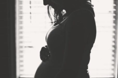 झांसी रेलवे स्टेशन पर महिला ने दिया बच्चे को जन्म