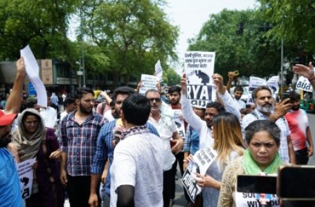 रेसलर्स को हिरासत में लेने का मामला : छात्र संगठनों ने जनपथ मार्ग ब्लॉक किया