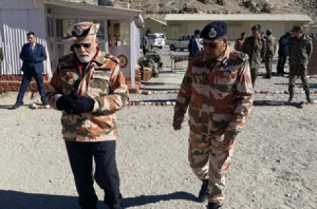 पीएम मोदी ने भारत-चीन सीमा के पास सुदूर हिमाचल में सैनिकों के साथ मनाई दिवाली