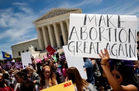अमेरिकी सुप्रीम कोर्ट यह तय करेगा कि देश में गर्भपात की दवा को प्रतिबंधित किया जाए या नहीं