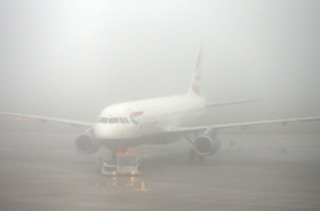 दिल्ली एयरपोर्ट पर घने कोहरे के कारण 30 उड़ानों में देरी