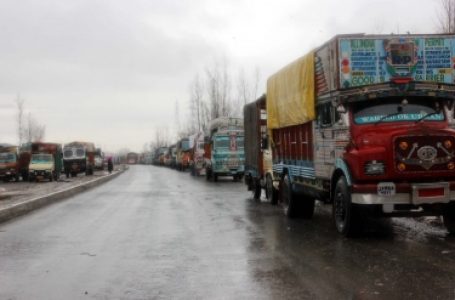 श्रीनगर-जम्मू राष्ट्रीय राजमार्ग पर सिर्फ एकतरफा यातायात की अनुमति
