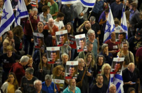 बंधकों की रिहाई और चुनावों की मांग को लेकर हजारों इजरायलियों ने विरोध प्रदर्शन किया