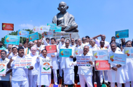 सूखा राहत को लेकर कर्नाटक कांग्रेस के नेताओं का केंद्र के खिलाफ विरोध प्रदर्शन