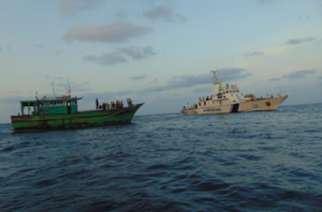 समुद्र में फंसी मछली पकड़ने वाली नाव को तटरक्षक बल ने सुरक्षित निकाला