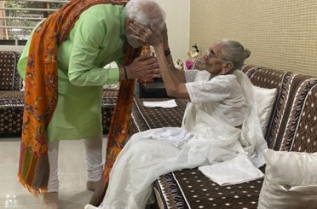 वाराणसी में नामांकन से पहले पीएम मोदी को खली मां हीराबा की कमी