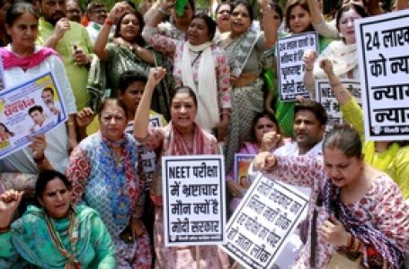 नीट पर देश में कई जगहों पर कांग्रेस व छात्रों का प्रदर्शन, डीयू नहीं पहुंचे शिक्षा मंत्री