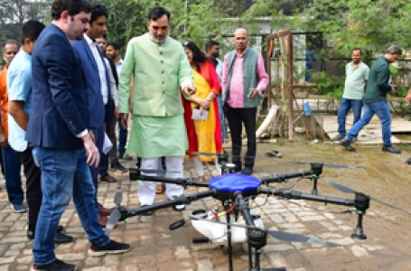दिल्ली : हॉटस्पॉट में प्रदूषण कम करने के लिए पायलट प्रोजेक्ट के रूप में ड्रोन से पानी का छिड़काव शुरू