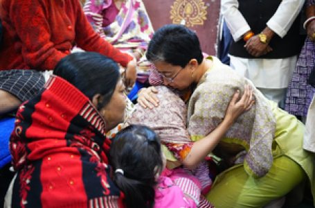 युवक की हत्या मामला, परिजनों से मिली सीएम आतिशी, 10 लाख की आर्थिक मदद देगी दिल्ली सरकार