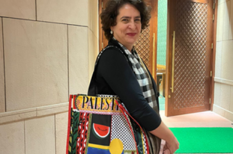 ‘फिलिस्तीन’ लिखा हैंडबैग लेकर संसद पहुंचीं प्रियंका गांधी, फोटो वायरल