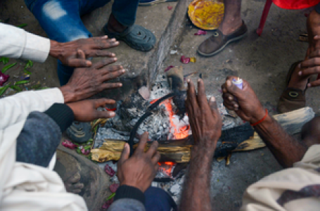बिहार में तेज पछुआ हवा ने लोगों को ठंड से ठिठुराया, स्कूलों के भी समय बदले