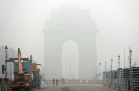 दिल्ली में शीतलहर के साथ देखने को मिला घना कोहरा