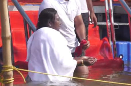 महाकुंभ : राष्ट्रपति द्रौपदी मुर्मू पहुंचीं प्रयाग, संगम में लगाई आस्था की डुबकी