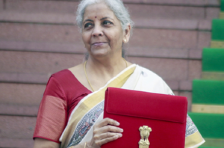 वित्त मंत्री निर्मला सीतारमण ने पेश किया बजट, कहा- मध्यम वर्ग की बढ़ेगी खर्च करने की क्षमता
