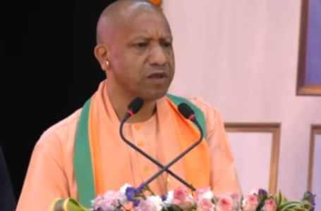 वक्फ के नाम पर लोगों को गुमराह किया, घरों से खींचकर की जा रही हत्या, मुर्शिदाबाद हिंसा पर बोले सीएम योगी