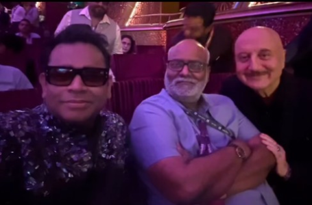 एआर रहमान और एमएम कीरावानी संग वेव्स में पहुंचे अनुपम खेर, पोज देते नजर आए अभिनेता