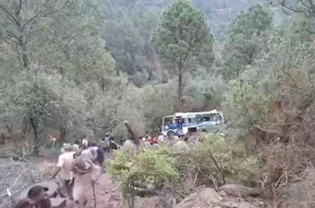 जम्मू-कश्मीर: पुंछ में खाई में गिरी बस, दो की मौत, 40 घायल