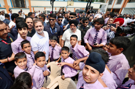 पुंछ: पाकिस्तानी गोलीबारी के पीड़ित परिवारों से मिले राहुल गांधी, दिलाया हर संभव मदद का भरोसा