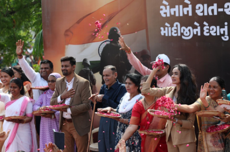 गुजरात: वडोदरा में पीएम मोदी का रोड शो, कर्नल सोफिया कुरैशी का परिवार हुआ शामिल