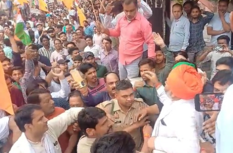 उत्तर प्रदेश : मुजफ्फरनगर में जन आक्रोश रैली के दौरान राकेश टिकैत पर हमला, बाल-बाल बचे