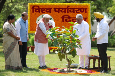 पीएम मोदी ने दिल्ली में दिखाई इलेक्ट्रिक बसों को हरी झंडी, वनस्थली पार्क में लगाया पौधा