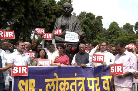 बिहार एसआईआर को लेकर इंडी गठबंधन का संसद परिसर में प्रदर्शन, चुनाव आयोग पर उठाए सवाल
