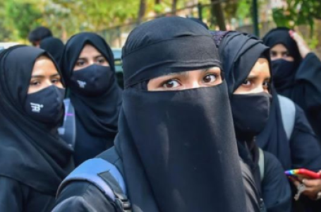 चतरा के सरकारी स्कूल में छात्राओं के बुर्के पर बवाल, शिक्षिकाओं पर लगाया मारपीट का आरोप