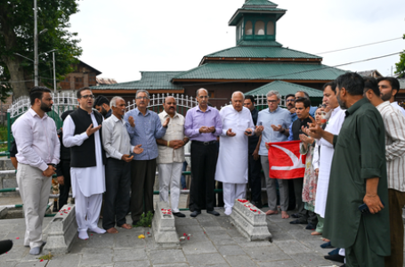 शहीदी दिवस पर फातिहा पढ़ने से रोकने के मामले में राजनीति तेज, उमर अब्दुल्ला के समर्थन में उतरे कई विपक्षी नेता