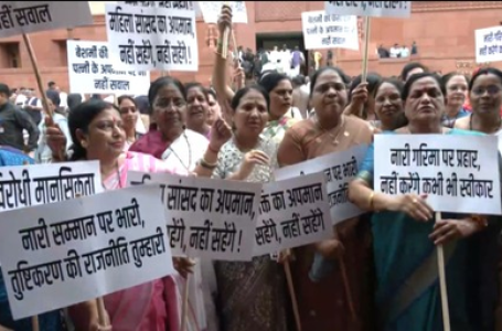 डिंपल यादव के अपमान पर एनडीए सांसदों का फूटा गुस्सा, संसद परिसर में मौलाना रशिदी के खिलाफ किया प्रदर्शन