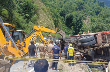 उत्तराखंड : ऋषिकेश-गंगोत्री हाईवे पर कांवड़ियों को ले जा रहा ट्रक पलटा, सीएम धामी ने हादसे पर जताया दुख