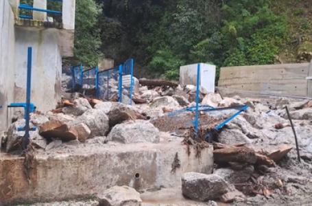हिमाचल प्रदेश: मंडी के चौहारघाटी में फटा बादल, भारी तबाही