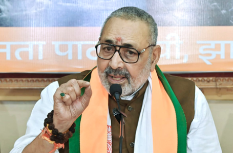 राहुल गांधी नहीं, प्रधानमंत्री मोदी कर रहे संविधान की रक्षा : गिरिराज सिंह