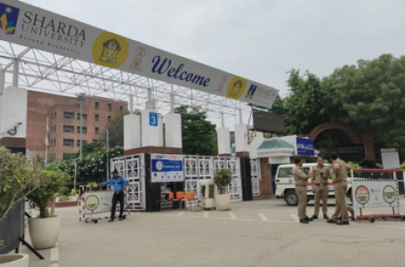 शारदा यूनिवर्सिटी मामला: कैंपस में पुलिस तैनात, प्रदर्शन रोका, छात्र निकालेंगे कैंडल मार्च