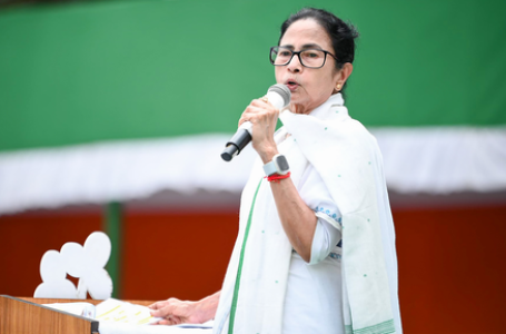 बंगाली को ‘बांग्लादेशी’ भाषा बताने पर ममता बनर्जी ने केंद्र सरकार पर साधा निशाना