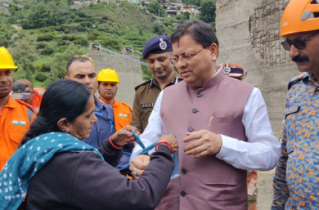 उत्तराखंड: धराली में महिला ने सीएम धामी को साड़ी फाड़कर बांधी राखी, भावुक हुआ माहौल
