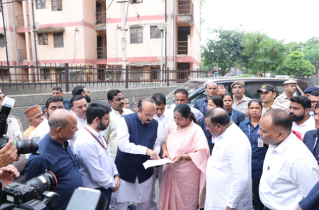 दिल्ली की सीएम रेखा गुप्ता ने सुल्तानपुरी में डीडीए फ्लैट साइट का निरीक्षण किया, पिछली सरकारों पर बरसीं