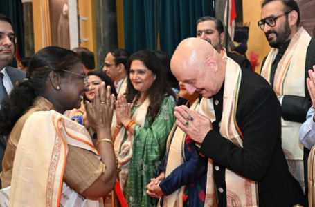 अनुपम खेर ने राष्ट्रपति द्रौपदी मुर्मू से की मुलाकात, सिर झुका आदर के साथ किया प्रणाम